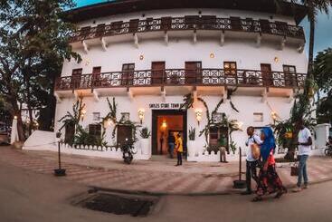 تختخواب و صبحانه Smiles Stone Town