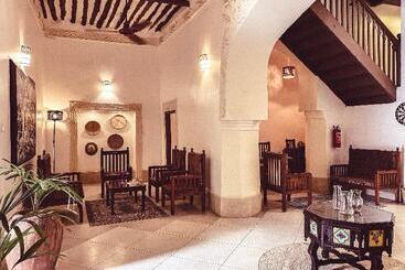 تختخواب و صبحانه Smiles Stone Town