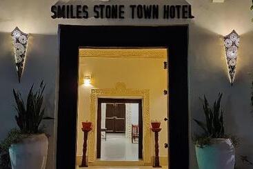 تختخواب و صبحانه Smiles Stone Town