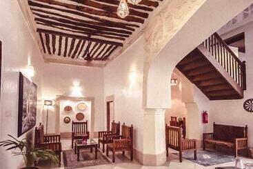 تختخواب و صبحانه Smiles Stone Town