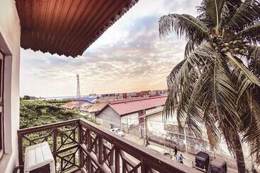 تختخواب و صبحانه Smiles Stone Town