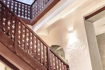 تختخواب و صبحانه Smiles Stone Town