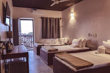 تختخواب و صبحانه Smiles Stone Town