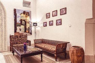 تختخواب و صبحانه Smiles Stone Town