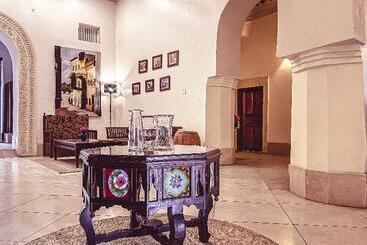تختخواب و صبحانه Smiles Stone Town
