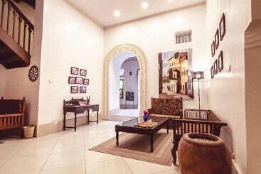 تختخواب و صبحانه Smiles Stone Town