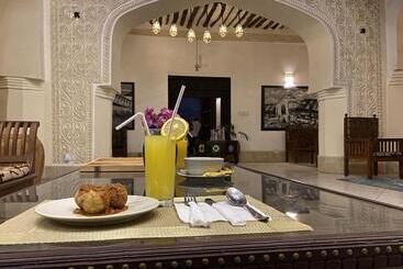 تختخواب و صبحانه Smiles Stone Town