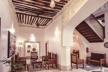 تختخواب و صبحانه Smiles Stone Town