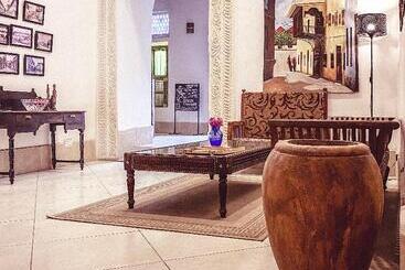 تختخواب و صبحانه Smiles Stone Town