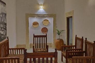 تختخواب و صبحانه Smiles Stone Town