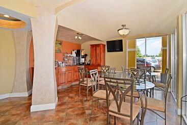 هتل Americas Best Value Inn Alexandria
