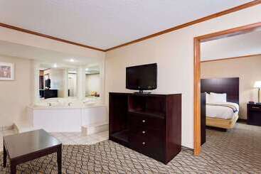هتل Baymont By Wyndham Kalamazoo East