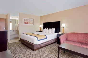 هتل Baymont By Wyndham Kalamazoo East
