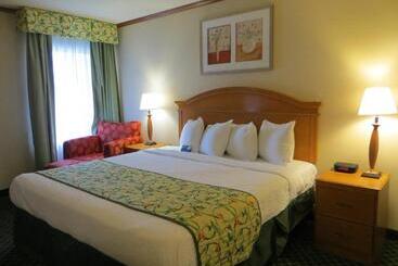 هتل Baymont By Wyndham Kalamazoo East