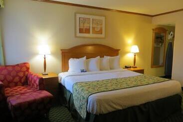 هتل Baymont By Wyndham Kalamazoo East