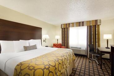 هتل Baymont By Wyndham Salina