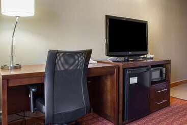 هتل Comfort Inn & Suites Near Kino Sports Complex