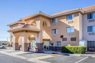 هتل Comfort Inn & Suites Near Kino Sports Complex