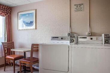 هتل Comfort Inn & Suites Near Kino Sports Complex