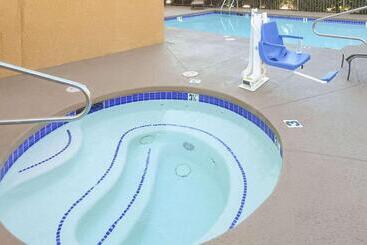 هتل Comfort Inn & Suites Near Kino Sports Complex