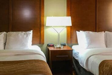 هتل Comfort Inn & Suites Near Kino Sports Complex