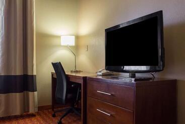 هتل Comfort Inn & Suites Near Kino Sports Complex