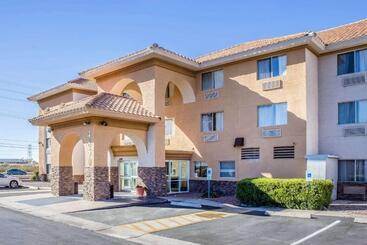 هتل Comfort Inn & Suites Near Kino Sports Complex