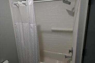 هتل Edgewater Inn And Suites