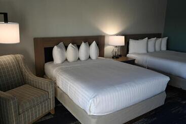 هتل Edgewater Inn And Suites