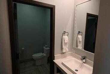 هتل Edgewater Inn And Suites
