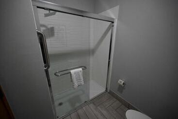 هتل Edgewater Inn And Suites
