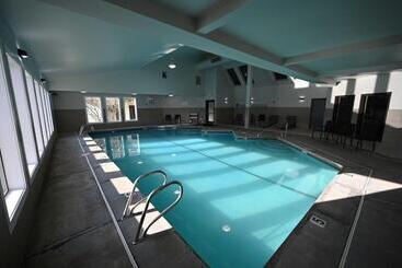 هتل Edgewater Inn And Suites