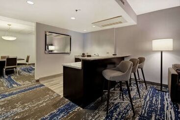 هتل Embassy Suites Charleston