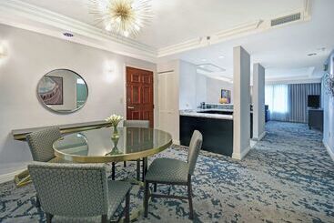 Отель Embassy Suites Charleston
