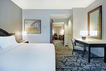 Отель Embassy Suites Charleston