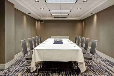 هتل Embassy Suites Charleston
