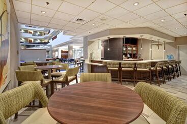 هتل Embassy Suites Charleston