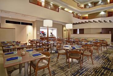Отель Embassy Suites Charleston
