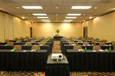 هتل Embassy Suites By Hilton Dallas Love Field