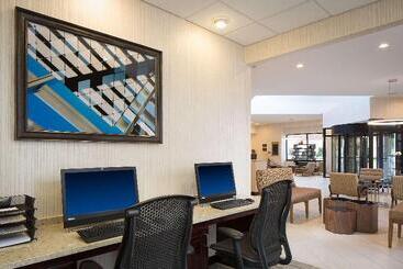 هتل Embassy Suites By Hilton Dallas Love Field
