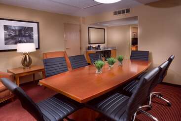هتل Embassy Suites By Hilton Kansas City International Airport