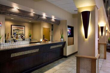 هتل Embassy Suites By Hilton Kansas City International Airport