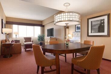 هتل Embassy Suites By Hilton Kansas City International Airport