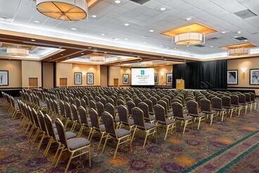 هتل Embassy Suites By Hilton Kansas City International Airport