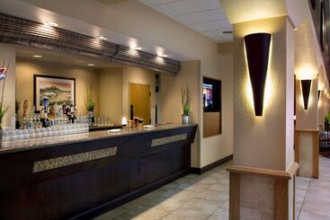 هتل Embassy Suites By Hilton Kansas City International Airport