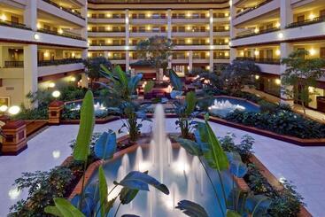 هتل Embassy Suites By Hilton Lexington/uk Coldstream