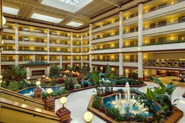 هتل Embassy Suites By Hilton Lexington/uk Coldstream