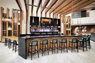 هتل Embassy Suites By Hilton Orlando Airport