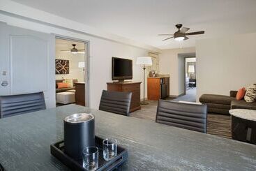 هتل Embassy Suites By Hilton Orlando Airport