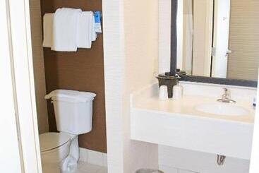 هتل Fairfield Inn & Suites Butler